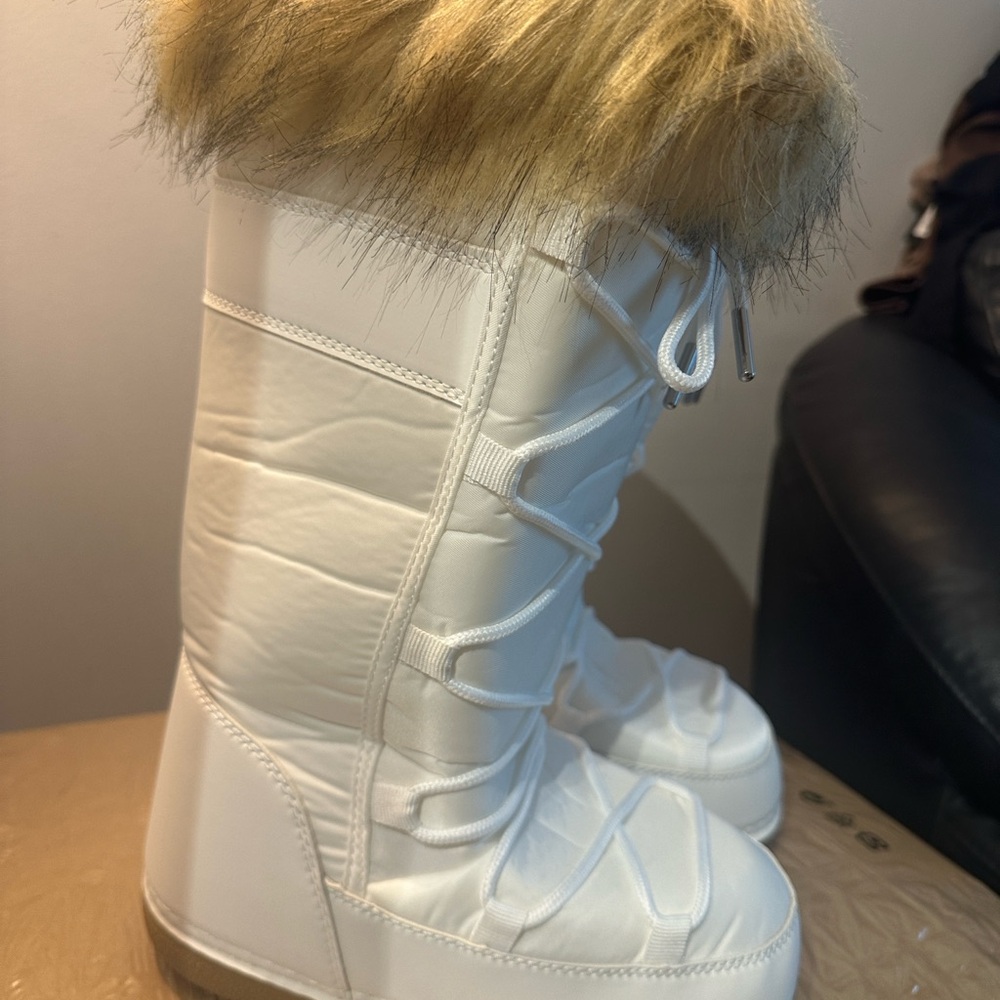 Shoe Dazzle White Winter Boots with Faux Fur Trim